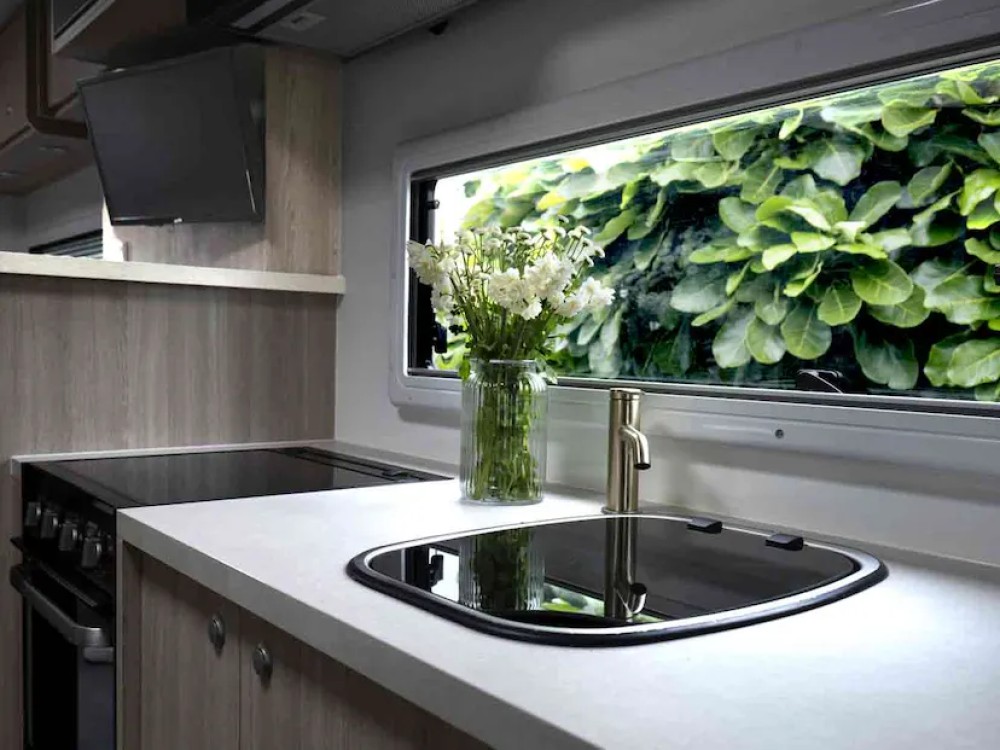 6-Berth Motorhome - image 5