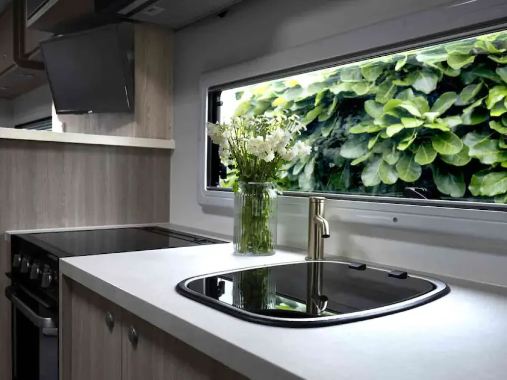 6-Berth Motorhome - image 5