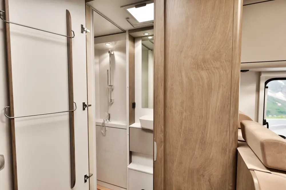 5 Berth Motorhome - image 11