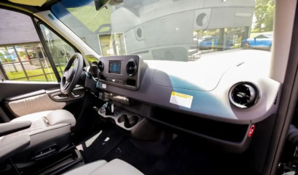 2024 MERCEDES 10 PASSENGER WITH BATHROOM - image 5