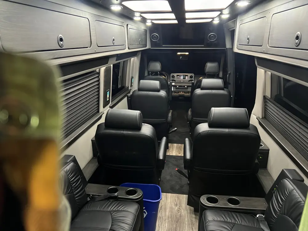 2024 MERCEDES 10 PASSENGER WITH BATHROOM - image 6
