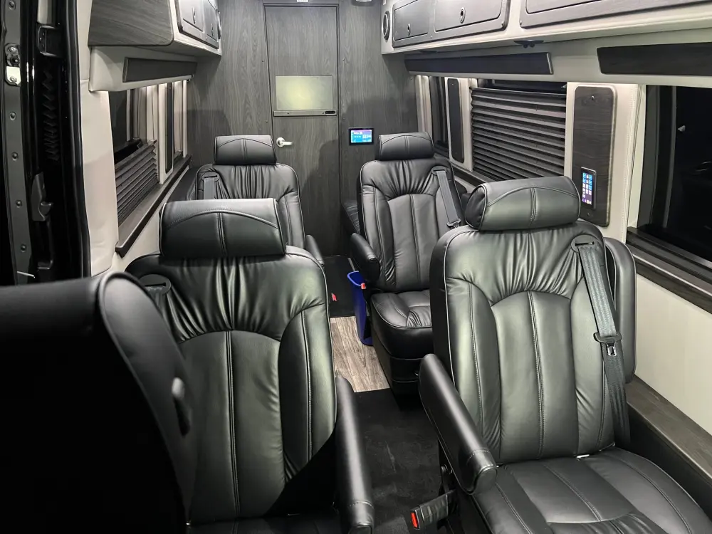 2024 MERCEDES 10 PASSENGER WITH BATHROOM - image 7