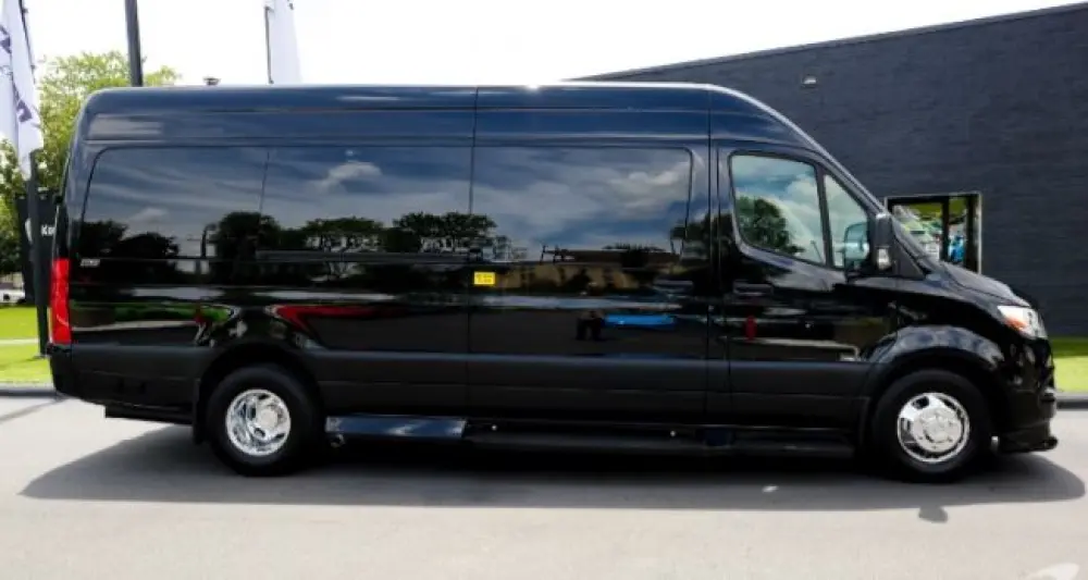 2024 MERCEDES 10 PASSENGER WITH BATHROOM - image 9