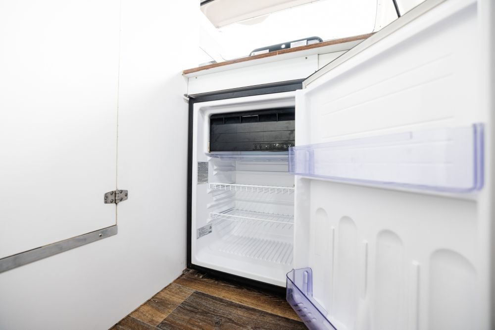 Deluxe 4 Person shower/toilet Campervan - image 6