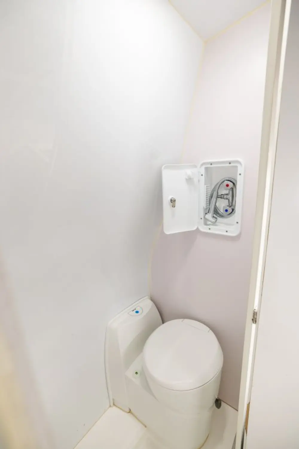 Deluxe 4 Person shower/toilet Campervan - image 9