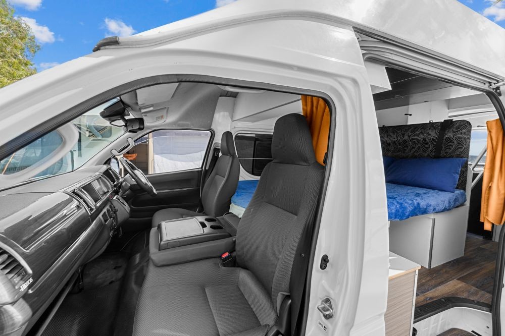 Deluxe 4 Person shower/toilet Campervan - image 11