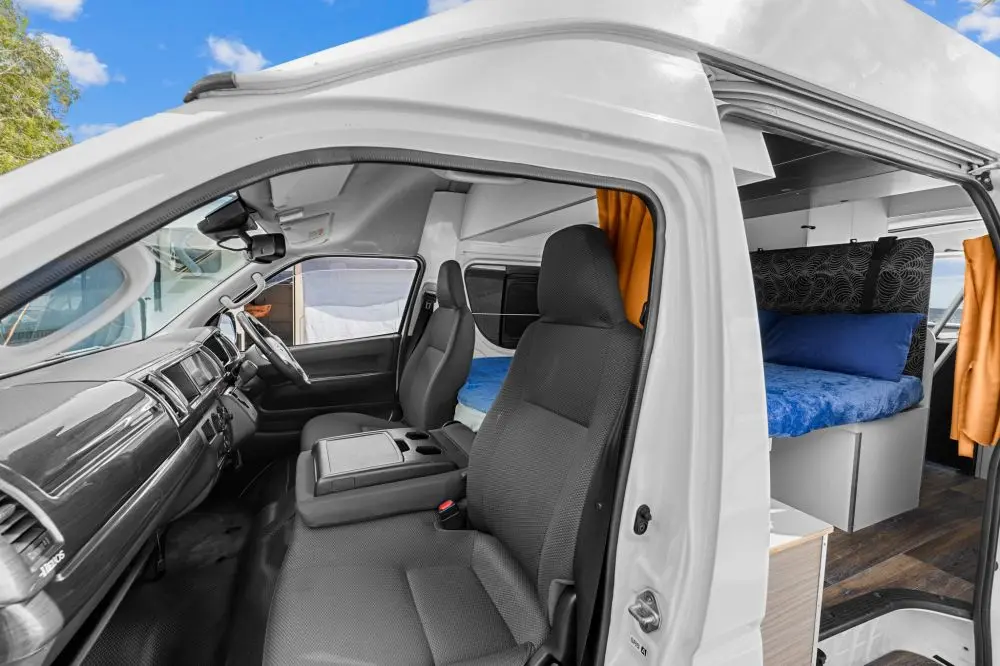 Deluxe 4 Person shower/toilet Campervan - image 11