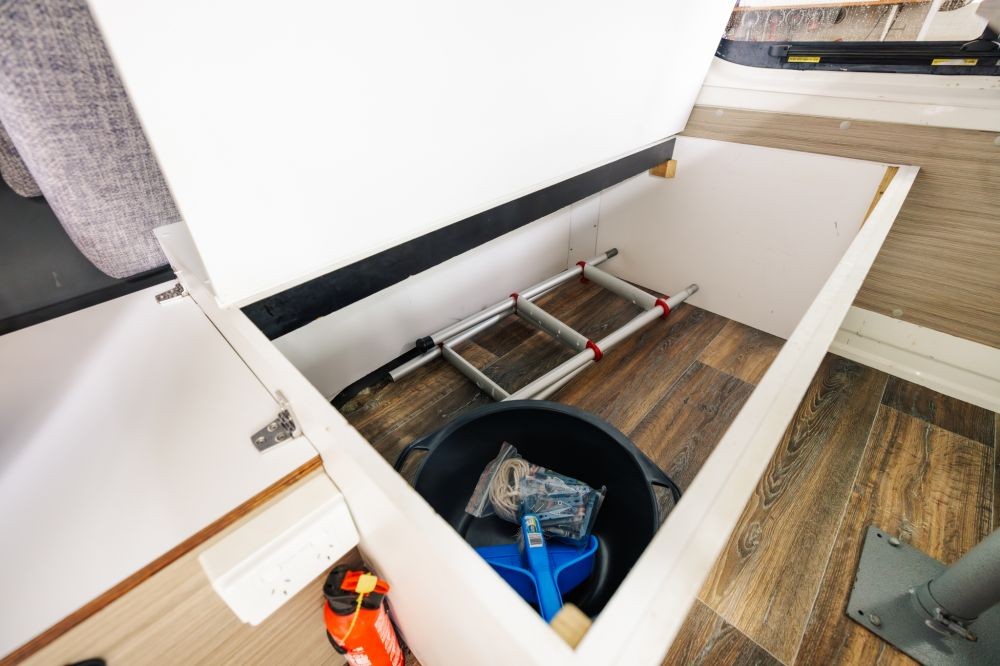 Deluxe 4 Person shower/toilet Campervan - image 12