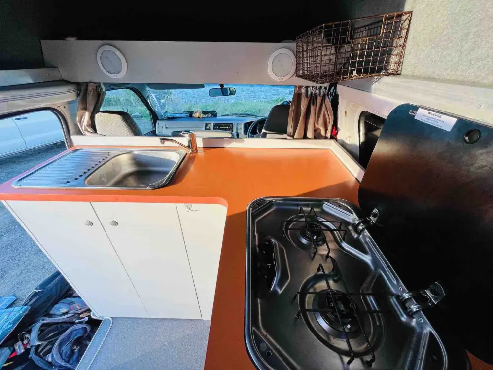 High Roof Hiace - image 5