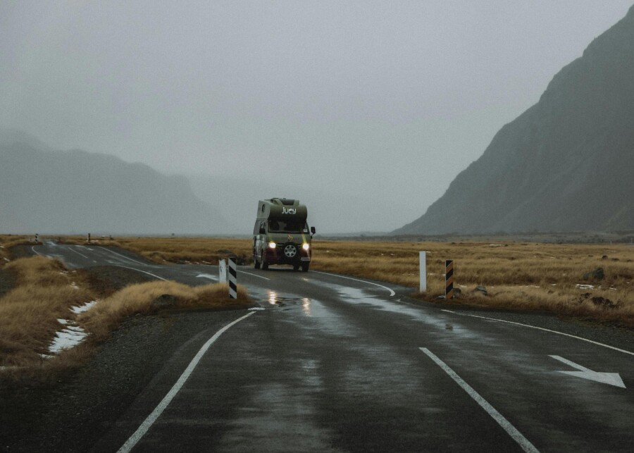 Discover how to travel New Zealand on a budget with free camping and $1/day Imoova campervan deals. Tips, apps, and rules for the ultimate road trip.