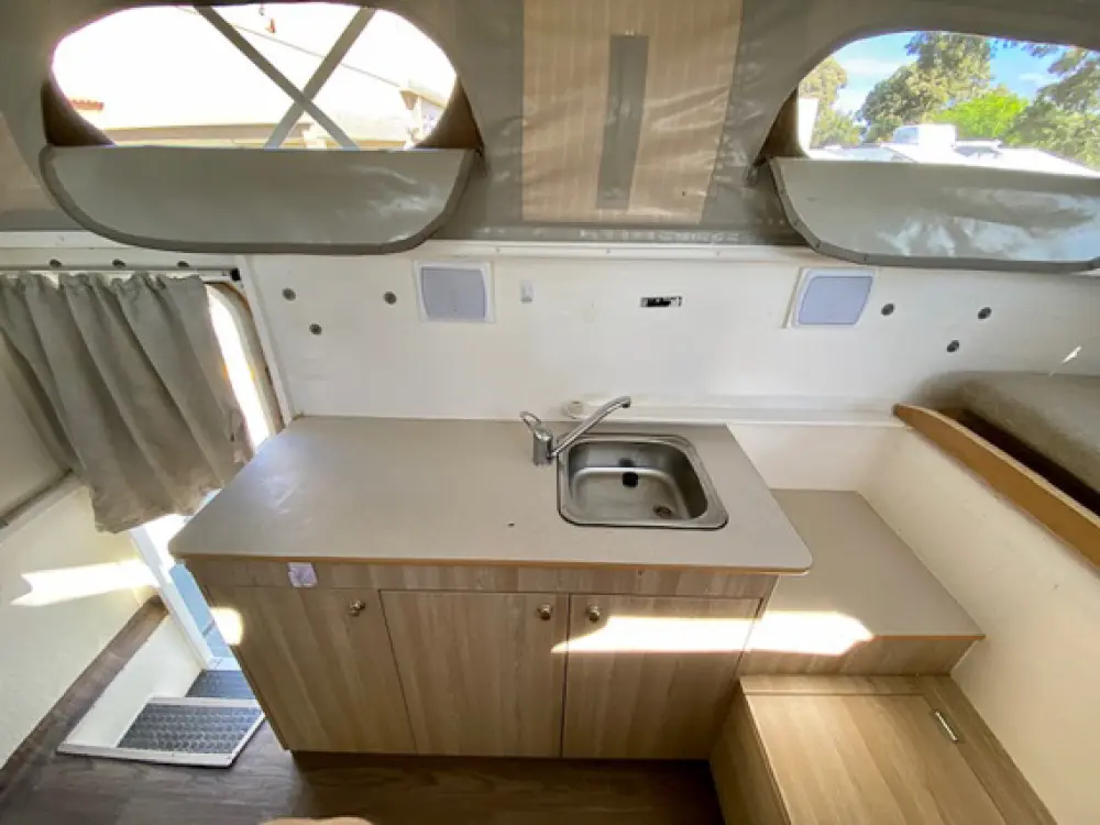 Adventure 4x4 Camper - image 6