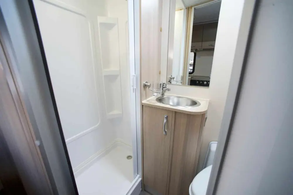 6 Berth Motorhome - image 7