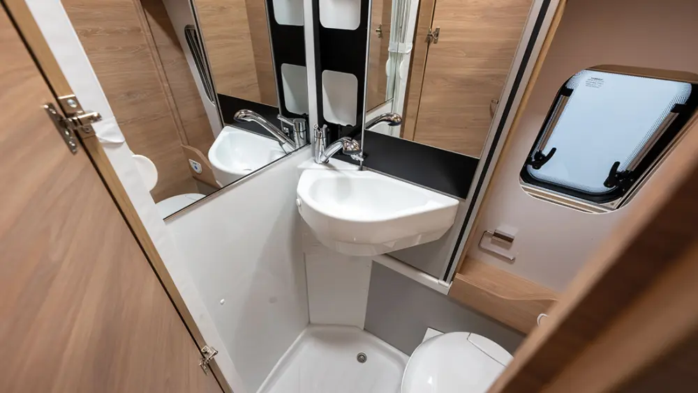 4 Berth with Shower/Toilet - image 3