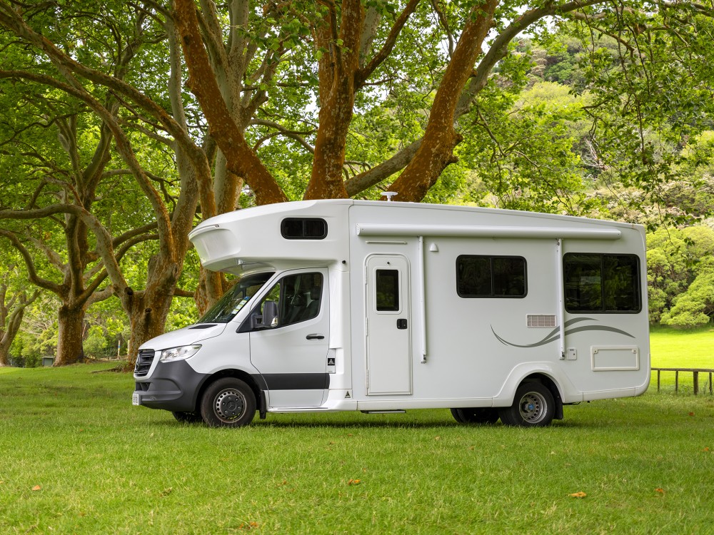 6 Berth Motorhome - image 2