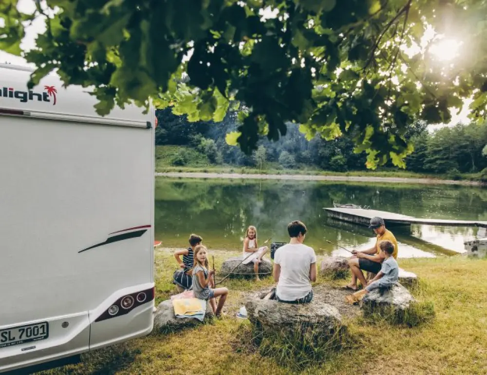 Overcab Motorhome - image 7