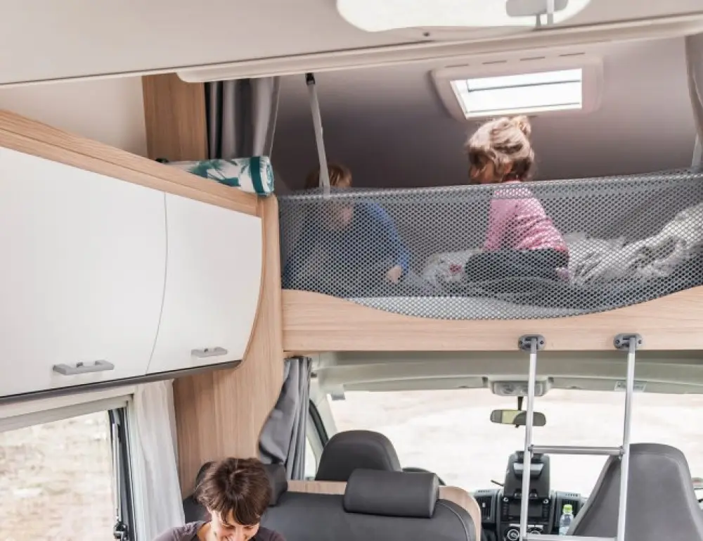 Overcab Motorhome - image 5