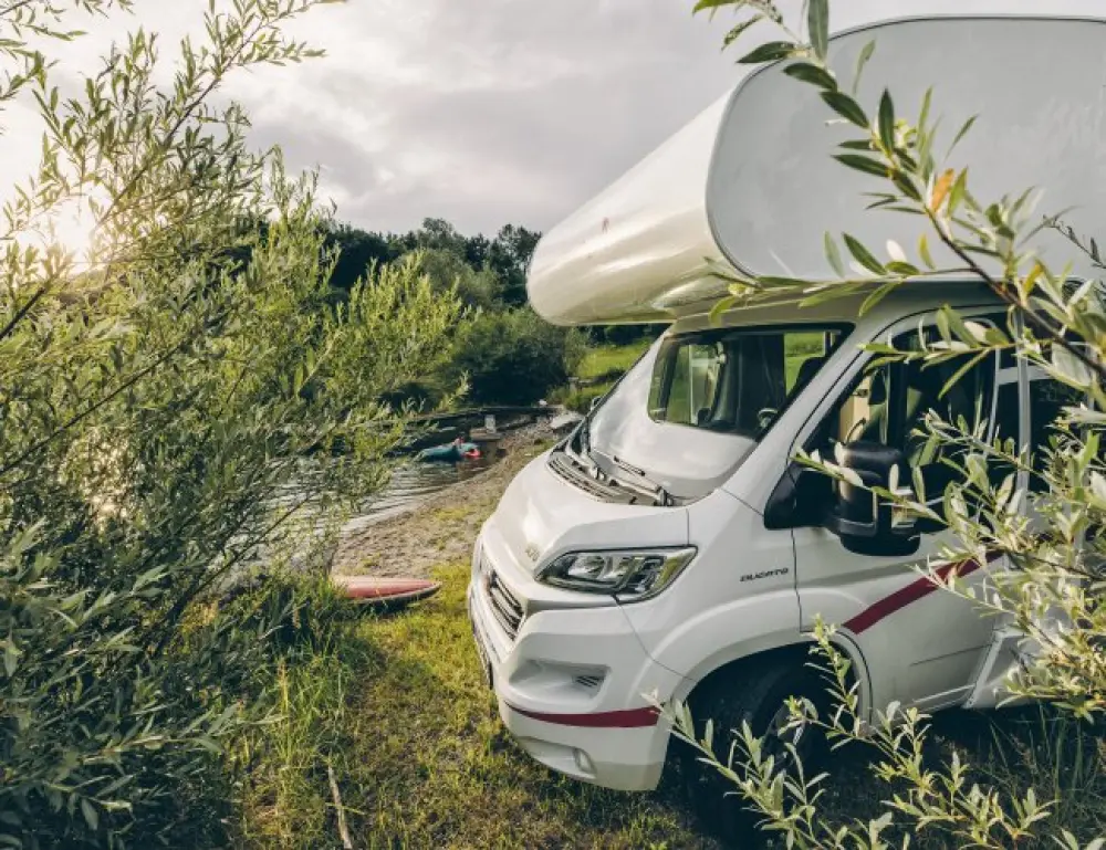 Overcab Motorhome - image 6